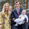 La princesse Elisabetta et le prince Amedeo de Belgique avec leur fille la princesse Anna Astrid le 29 juin 2017 à Bruxelles lors d'une célébration du 80e anniversaire de la reine Paola de Belgique.