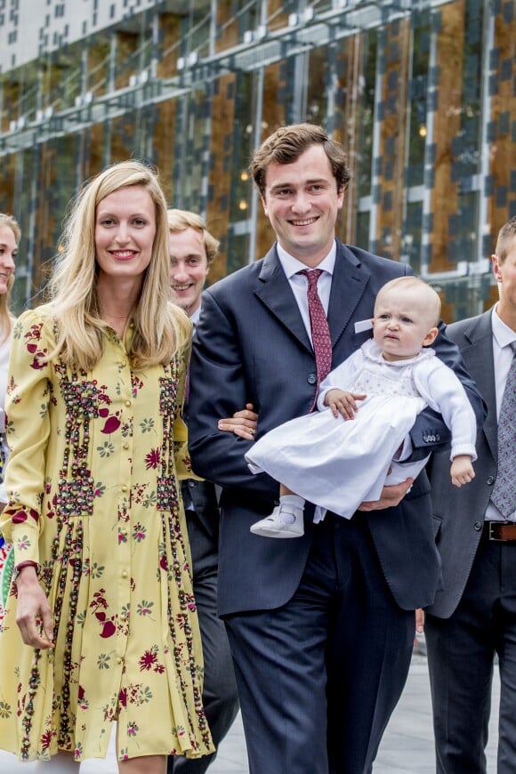 La princesse Elisabetta et le prince Amedeo de Belgique avec leur fille la princesse Anna Astrid le 29 juin 2017 à Bruxelles lors d'une célébration du 80e anniversaire de la reine Paola de Belgique.