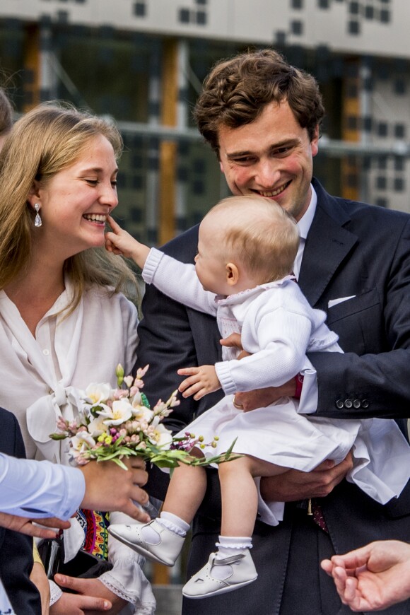 Le prince Amedeo de Belgique avec sa fille la princesse Anna Astrid le 29 juin 2017 à Bruxelles lors d'une célébration du 80e anniversaire de la reine Paola de Belgique.