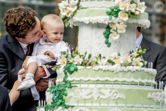 Le prince Amedeo de Belgique et sa fille la princesse Anna Astrid le 29 juin 2017 à Bruxelles lors d'une célébration du 80e anniversaire de la reine Paola de Belgique.