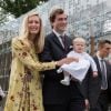 La princesse Elisabetta et le prince Amedeo de Belgique avec leur fille la princesse Anna Astrid le 29 juin 2017 à Bruxelles lors d'une célébration du 80e anniversaire de la reine Paola de Belgique.
