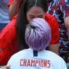 Megan Rapinoe embrasse sa compagne Sue Bird après la victoire des Etats-Unis contre les Pays-Bas en finale de la Coupe du monde féminine de football au Groupama Stadium de Londres le 7 juillet 2019.
