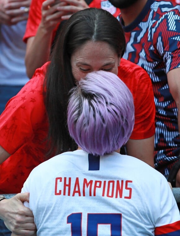 Megan Rapinoe embrasse sa compagne Sue Bird après la victoire des Etats-Unis contre les Pays-Bas en finale de la Coupe du monde féminine de football au Groupama Stadium de Londres le 7 juillet 2019.