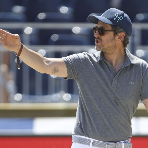 Guillaume Canet explique a un groupe le parcours de la course lors du Longines Paris Eiffel Jumping au Champ de Mars à Paris, France, le 6 juillet 2019. © Gwendoline Le Goff/Panoramic/Bestimage