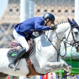 Guillaume Canet sur Wouest de Cantraie 188 pendant le Prix Renault en faveur de l'association Imagine for Margo lors du Longines Paris Eiffel Jumping au Champ de Mars à Paris, France, le 6 juillet 2019. © Pierre Perusseau/Bestimage