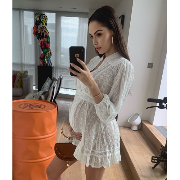 Nabilla, enceinte de son premier enfant, se dévoile en total look blanc moulant son joli baby bump, le 30 juin 2019 sur Instagram.