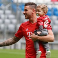 Lucas Hernandez : Avec son fils et sa compagne pour sa présentation au Bayern