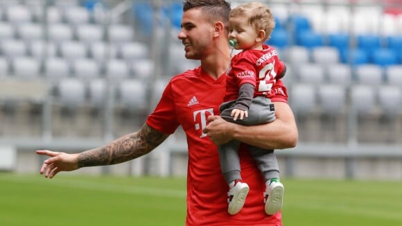 Lucas Hernandez : Avec son fils et sa compagne pour sa présentation au Bayern