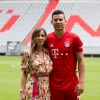 Lucas Hernandez et sa femme Amelia Ossa Llorente lors de la présentation de Lucas Hernandez, nouvelle recrue du Bayern de Munich à Munich, le 8 juillet 2019.
