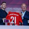 Karl Heinz Rummenigge (directeur du BFC) et Lucas Hernandez lors de la présentation de Lucas Hernandez, nouvelle recrue du Bayern de Munich à Munich, le 8 juillet 2019.