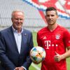Karl Heinz Rummenigge (directeur du BFC) et Lucas Hernandez lors de la présentation de Lucas Hernandez, nouvelle recrue du Bayern de Munich à Munich, le 8 juillet 2019.