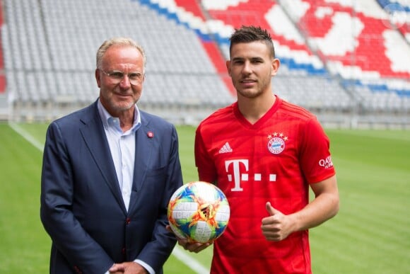 Karl Heinz Rummenigge (directeur du BFC) et Lucas Hernandez lors de la présentation de Lucas Hernandez, nouvelle recrue du Bayern de Munich à Munich, le 8 juillet 2019.