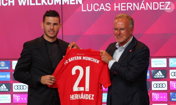 Karl Heinz Rummenigge (directeur du BFC) et Lucas Hernandez lors de la présentation de Lucas Hernandez, nouvelle recrue du Bayern de Munich à Munich, le 8 juillet 2019.