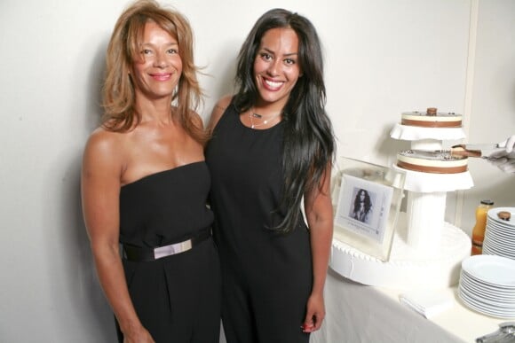 Amel Bent et sa mère - Amel Bent fête son 29ème anniversaire avec sa mère au salon du timbre de Paris au Parc Floral de Vincennes, où un timbre à son effigie a été dévoilé. Le 21 juin 2014.