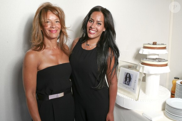 Amel Bent et sa mère - Amel Bent fête son 29ème anniversaire avec sa mère au salon du timbre de Paris au Parc Floral de Vincennes, où un timbre à son effigie a été dévoilé. Le 21 juin 2014.