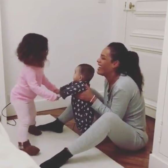 Amel Bent avec ses filles Sofia et Hana sur Instagram, le 19 mars 2018.