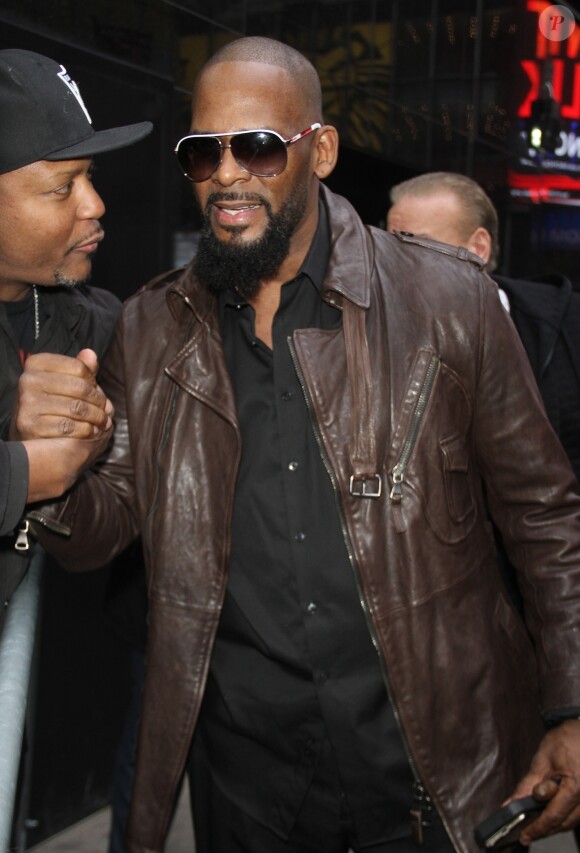 Archives - Le rappeur R. Kelly (Robert Sylvester Kelly), accusé d'agressions sexuelles est lâché par Sony Music R. Kelly has been dropped from his Sony Music contract.