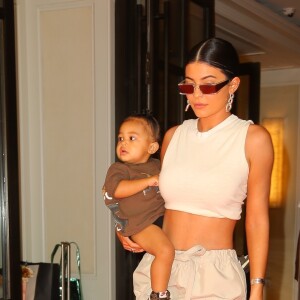 Kylie Jenner à la sortie de l'hôtel "The Mark" avec sa fille Stormi à New York, le 7 mai 2019.