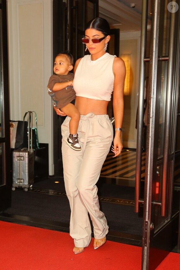 Kylie Jenner à la sortie de l'hôtel "The Mark" avec sa fille Stormi à New York, le 7 mai 2019.