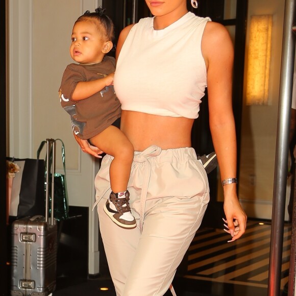 Kylie Jenner à la sortie de l'hôtel "The Mark" avec sa fille Stormi à New York, le 7 mai 2019.