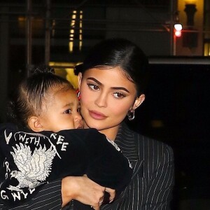 Kylie Jenner a été aperçue avec sa fille Stormi dans les bras alors qu'elle se rend au restaurant Nobu à New York. La jeune milliardaire invite sa fille en tête à tête pour un diner branché, le 3 mai 2019.