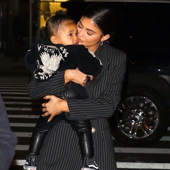 Kylie Jenner a été aperçue avec sa fille Stormi dans les bras alors qu'elle se rend au restaurant Nobu à New York. La jeune milliardaire invite sa fille en tête à tête pour un diner branché, le 3 mai 2019.