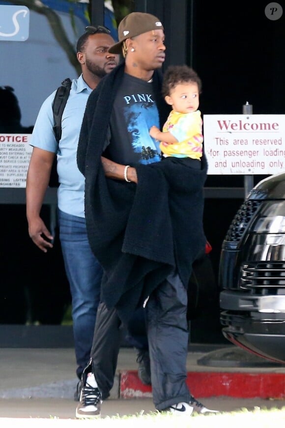 Exclusif - Kylie Jenner et son compagnon Travis Scott arrivent avec leur fille Stormi en jet privé à Los Angeles. Le 31 mars 2019.