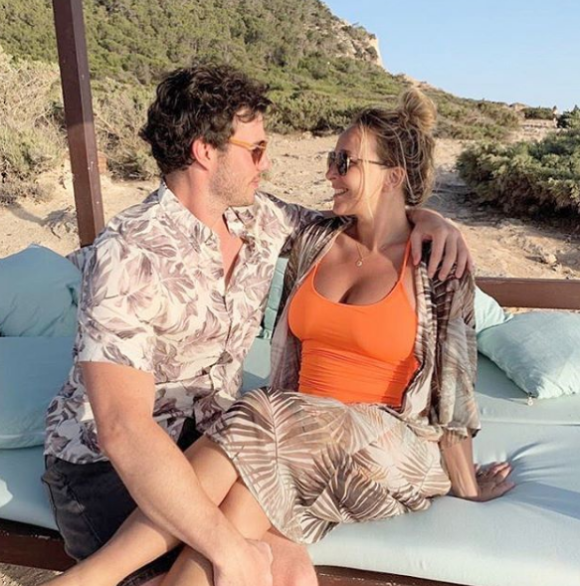 Cindy (Koh-Lanta), enceinte de son premier enfant, et son amoureux Thomas à Ibiza, en juillet 2019 sur Instagram.