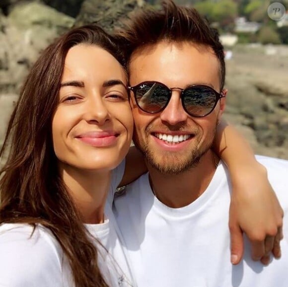 La youtubeuse britannique Emily Hartridge, photographiée avec son petit ami Jake Hazell, est morte le vendredi 12 juillet 2019 à Londres, d'un accident en trottinette électrique.