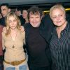 Johnny Clegg, Zabou Breitman, Emmanuelle Béart et Muriel Robin en soirée à Paris en 2004. Le musicien sud-africain surnommé " Zoulou blanc ", est décédé à Johannesburg le 16 juillet 2019 des suites d'un cancer à l'âge de 66 ans.