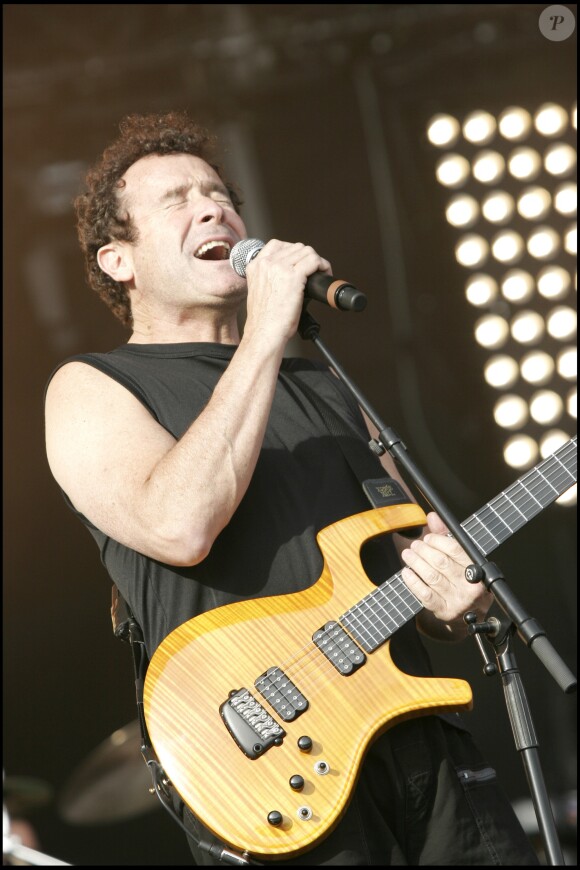 Johnny Clegg à la Fête de l'Humanité en 2007. Le musicien sud-africain surnommé " Zoulou blanc ", est décédé à Johannesburg le 16 juillet 2019 des suites d'un cancer à l'âge de 66 ans.