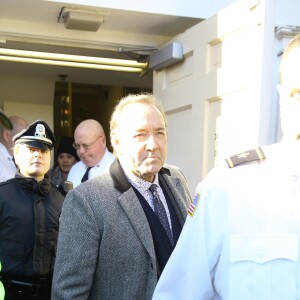 Kevin Spacey quitte le palais de justice à Nantucket, dans le Massachusetts, où l'acteur avait rendez-vous avec un juge qui devait lui signifier son inculpation pour l'agression sexuelle d'un jeune homme de 18 ans en 2016. Nantucket le 7 janvier 2019