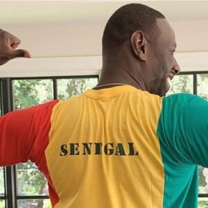 Omar Sy et Younes Bendjima ensemble pour regarder le match de foot opposant le Sénégal et l'Algérie en finale de la Coupe du monde d'Afrique.