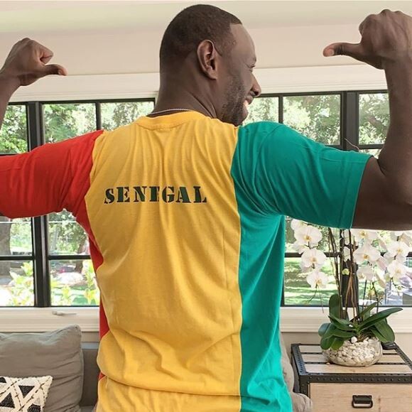 Omar Sy et Younes Bendjima ensemble pour regarder le match de foot opposant le Sénégal et l'Algérie en finale de la Coupe du monde d'Afrique.