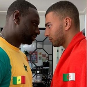 Omar Sy et Younes Bendjima ensemble pour regarder le match de foot opposant le Sénégal et l'Algérie en finale de la Coupe du monde d'Afrique.