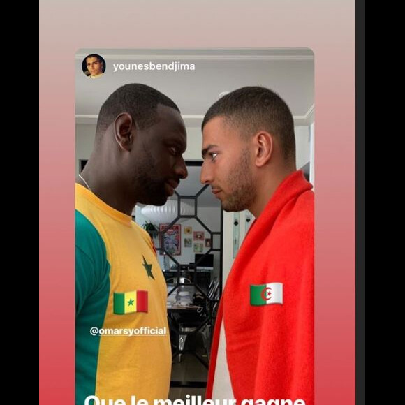 Omar Sy et Younes Bendjima ensemble pour regarder le match de foot opposant le Sénégal et l'Algérie en finale de la Coupe du monde d'Afrique.