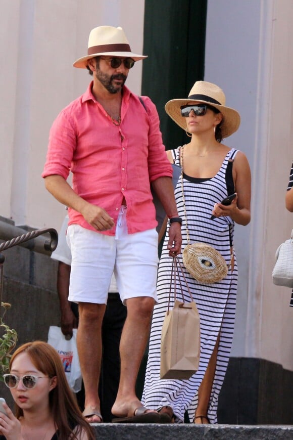 Exclusif - Eva Longoria, son mari Jose Baston se promènent en amoureux dans les rues de Capri en Italie le 14 juillet 2019.