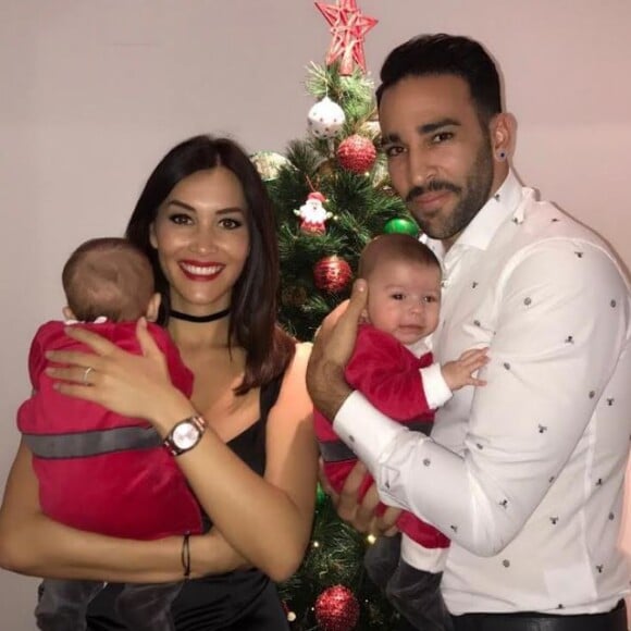 Sidonie Biémont et Adil Rami, premier Noël avec leurs jumeaux Zayn et Madi, décembre 2016.