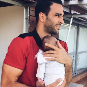 Adil Rami avec l'un de ses jumeaux.