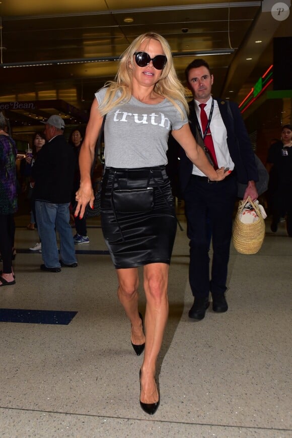 Pamela Anderson (qui vient de se séparer de son compagnon A. Rami à cause de sa "double vie"), arrive à l'aéroport de Los Angeles (LAX) sur un vol en provenance de Paris. Los Angeles, le 26 juin 2019.