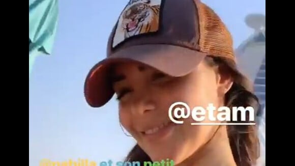 Tina Kunakey reprend une vidéo publiée par Nabilla Benattia sur sa page Instagram le 21 juillet 2019. Enceinte, elle porte un maillot de bain créé par Tina Kunakey pour Etam.