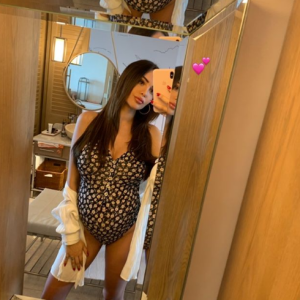 Nabilla, enceinte de son premier enfant, se dévoile en maillot de bain mettant en valeur son baby bump, le 15 juillet 2019 sur Instagram.