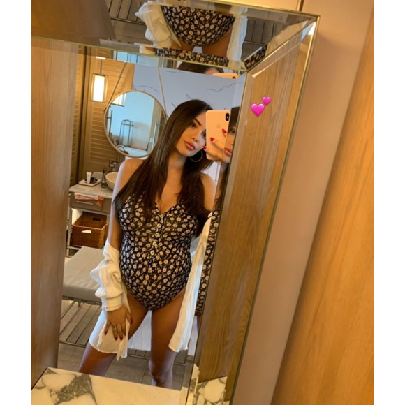 Nabilla, enceinte de son premier enfant, se dévoile en maillot de bain mettant en valeur son baby bump, le 15 juillet 2019 sur Instagram.