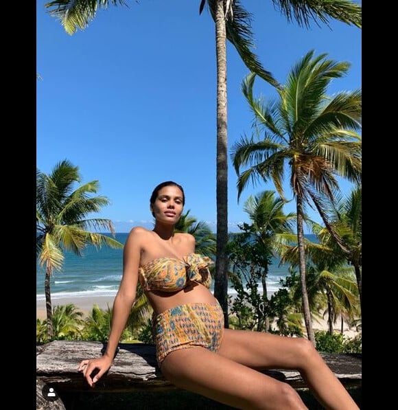 Tina Kunakey enceinte, en maillot de bain lors de vacances au Brésil. Instagram, le 10 janvier 2019.