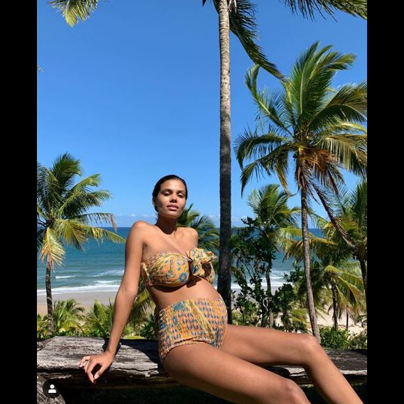 Tina Kunakey enceinte, en maillot de bain lors de vacances au Brésil. Instagram, le 10 janvier 2019.