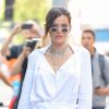 Bella Thorne pose devant les studios Buzzfeed à New York. L'actrice porte un ensemble Jacquemus : robe, sac et chaussures, le 14 juin 2019.