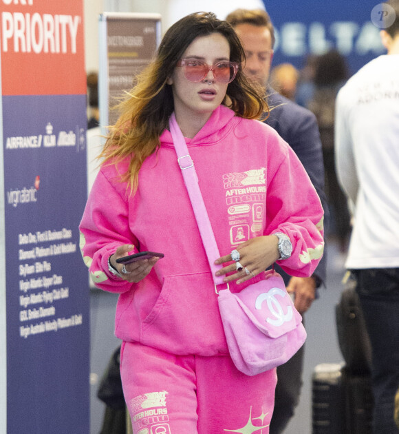 Exclusif - Bella Thorne arrive à l'aéroport de New York (JFK), le 13 juin 2019.