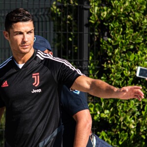 Cristiano Ronaldo salue ses fans alors qu'il arrive au stade Allianz pour une visite médicale, à Turin en Italie, le 13 juillet 2019.