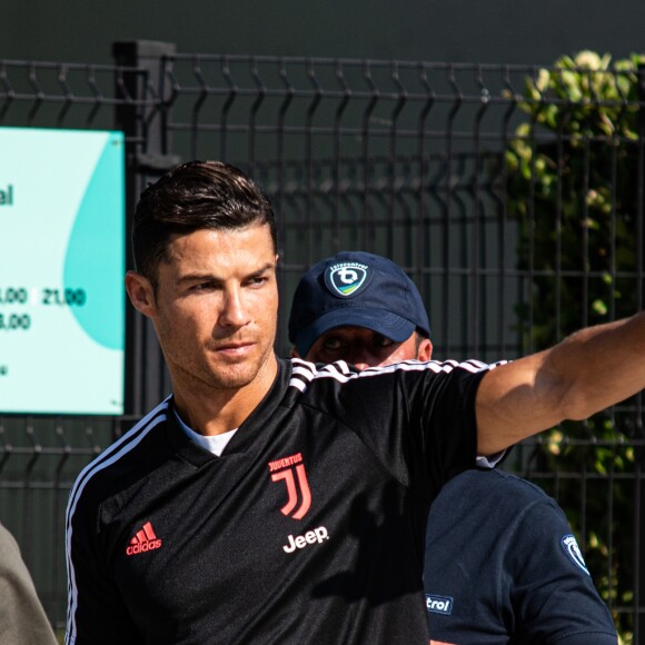 Cristiano Ronaldo salue ses fans alors qu'il arrive au stade Allianz pour une visite médicale, à Turin en Italie, le 13 juillet 2019.