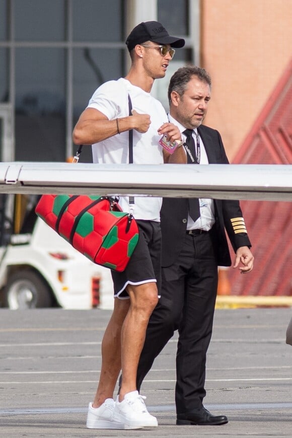 Exclusif - Cristiano Ronaldo, sa compagne Georgina Rodriguez et ses enfants Alana Martina dos Santos Aveiro, Cristiano Jr, Eva Maria Dos Santos, Mateo Ronaldo embarquent dans un jet privé après avoir passé une semaine au dans l'hôtel cinq étoiles Westin Resort Costa Navarino, à l'aéroport de Kalamata en Grèce, le 18 juin 2019.